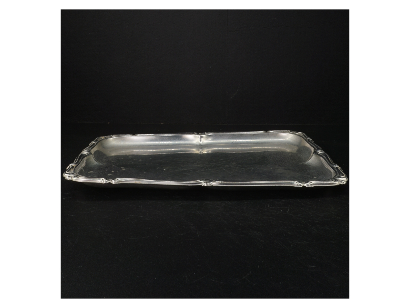 Sølvfarvet serveringsbakke (str. 35 x. 27 cm)