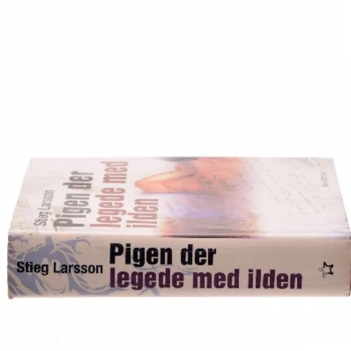 Pigen der legede med ilden af Stieg Larsson (Bog)