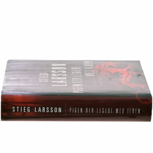 Pigen der legede med ilden af Stieg Larsson (Bog)