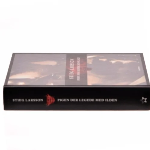 Pigen der legede med ilden. 2 af Stieg Larsson (Bog)