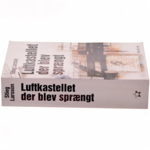 Luftkastellet Der Blev Spraengt (af Stieg Larsson) [Imported] [Paperback] (Danish) (Millennium, 3. Bind) af Stieg Larsson (Bog)