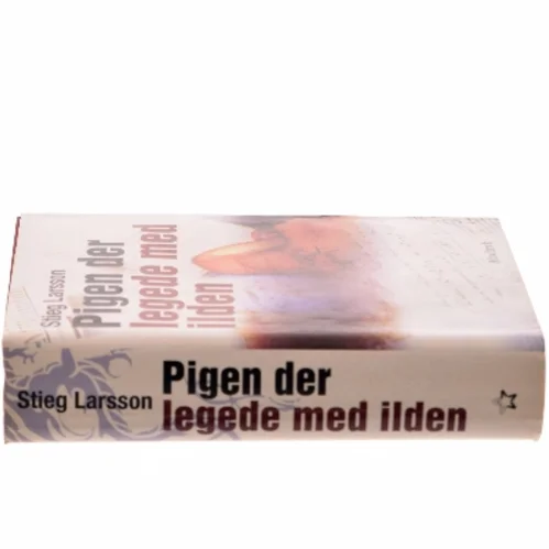 Pigen Der Legede Med Ilden af Larsson, Stieg (Bog)