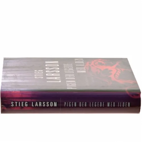 Pigen der legede med ilden af Stieg Larsson (Bog)