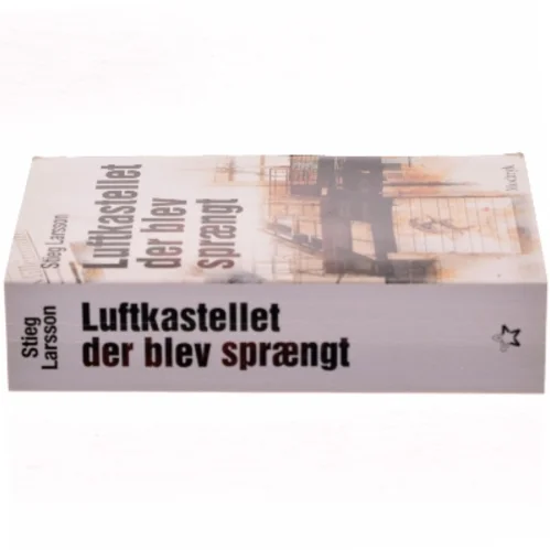 Luftkastellet Der Blev Spraengt (af Stieg Larsson) [Imported] [Paperback] (Danish) (Millennium, 3. Bind) af Stieg Larsson (Bog)
