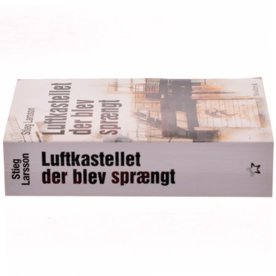 Luftkastellet Der Blev Spraengt (af Stieg Larsson) [Imported] [Paperback] (Danish) (Millennium, 3. Bind) af Stieg Larsson (Bog)