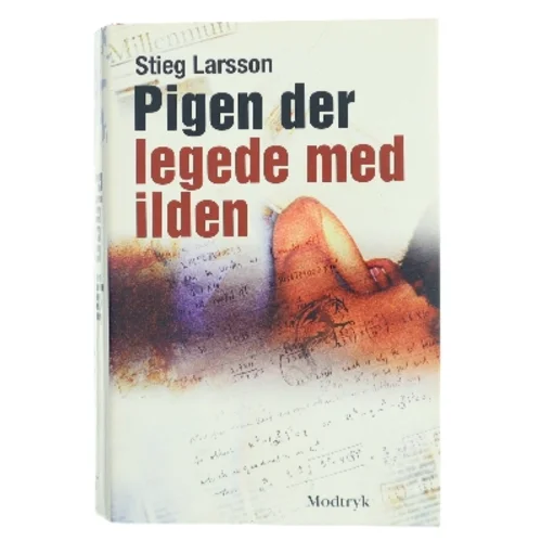 Pigen Der Legede Med Ilden af Larsson, Stieg (Bog)