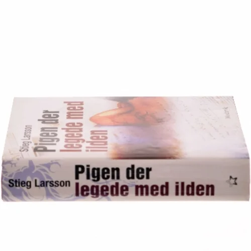 Pigen Der Legede Med Ilden af Larsson, Stieg (Bog)