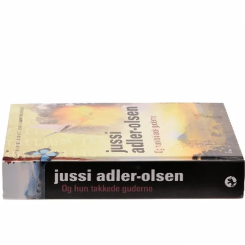 Og hun takkede guderne af Jussi Adler-Olsen (Bog)