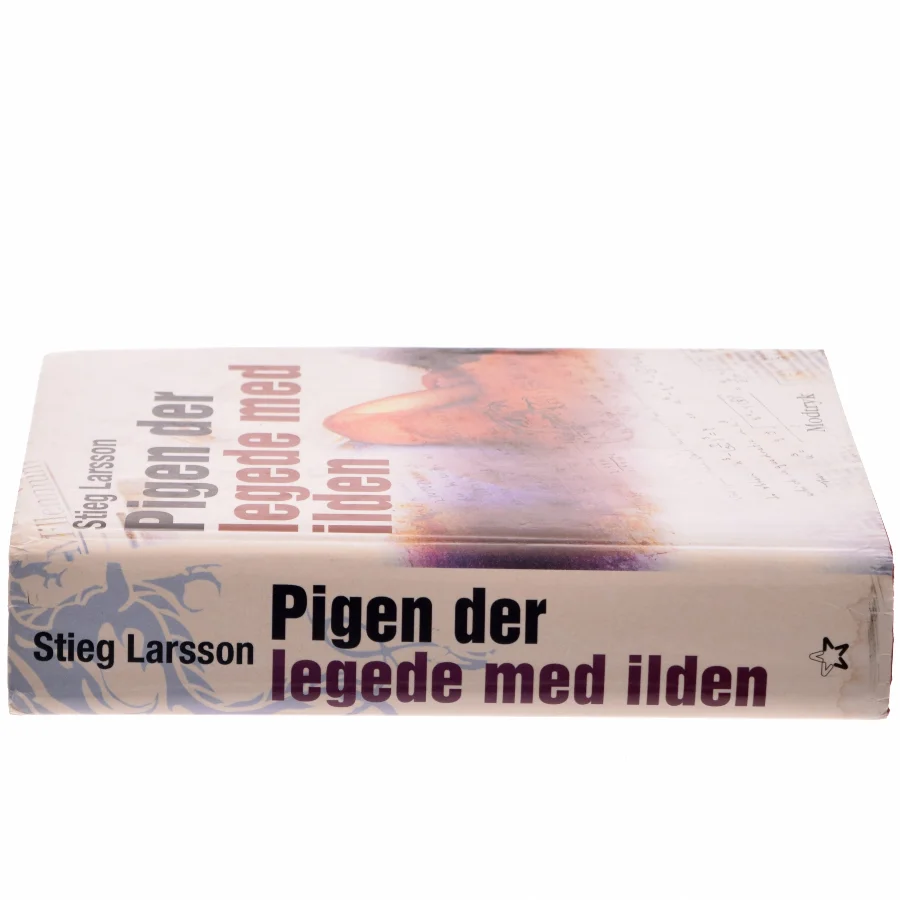 Pigen Der Legede Med Ilden af Larsson, Stieg (Bog)