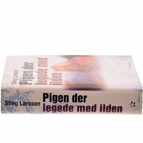 Pigen Der Legede Med Ilden af Larsson, Stieg (Bog)