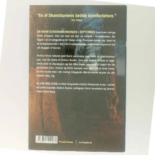 Du går ikke alene : kriminalroman af Mari Jungstedt (Bog)