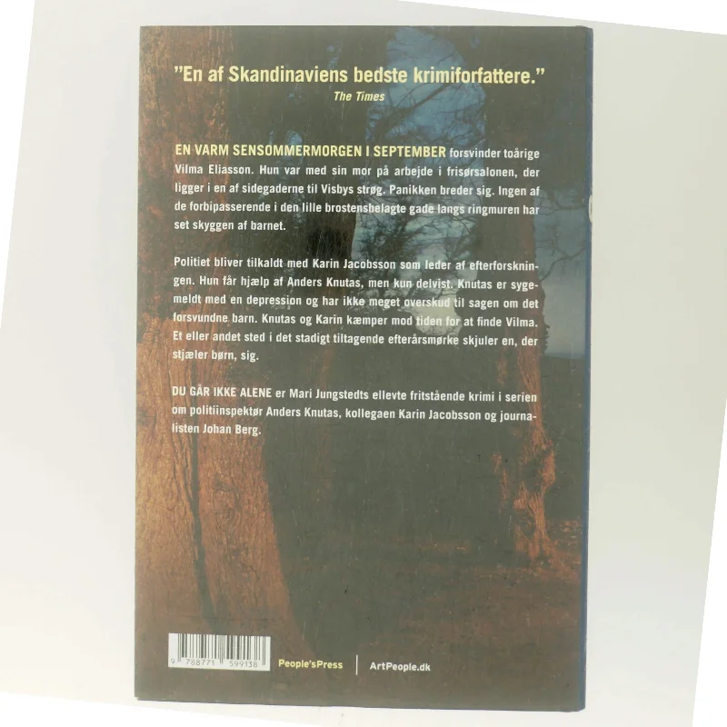 Du går ikke alene : kriminalroman af Mari Jungstedt (Bog)