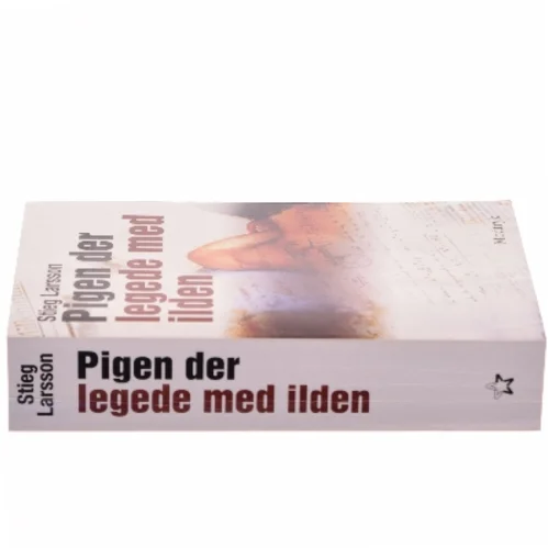 Pigen Der Legede Med Ilden (Millennium, 2. Bind) af Stieg Larsson (Bog)