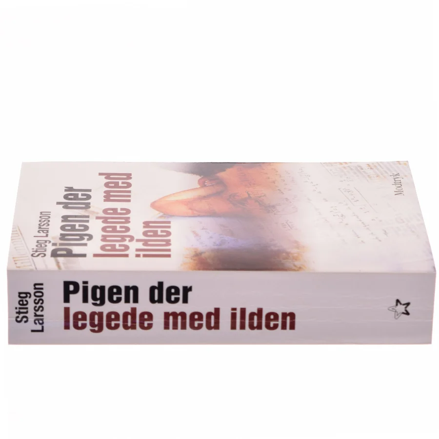 Pigen Der Legede Med Ilden (Millennium, 2. Bind) af Stieg Larsson (Bog)