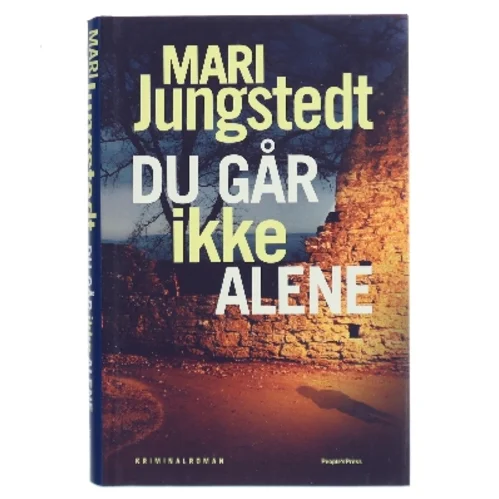 Du går ikke alene : kriminalroman af Mari Jungstedt (Bog)
