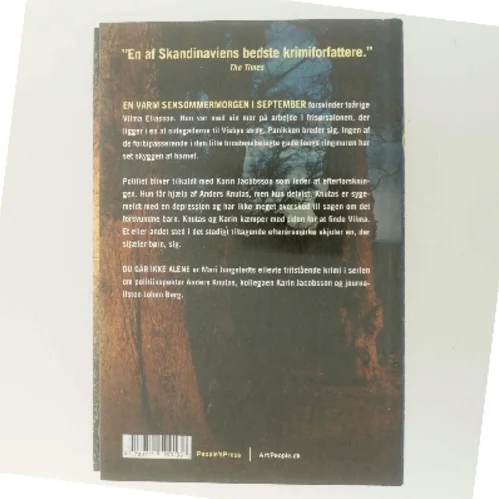 Du går ikke alene : kriminalroman af Mari Jungstedt (Bog)