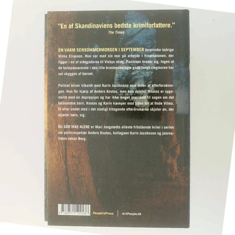 Du går ikke alene : kriminalroman af Mari Jungstedt (Bog)