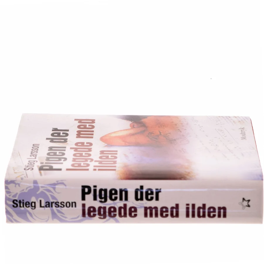 Pigen Der Legede Med Ilden af Larsson, Stieg (Bog)