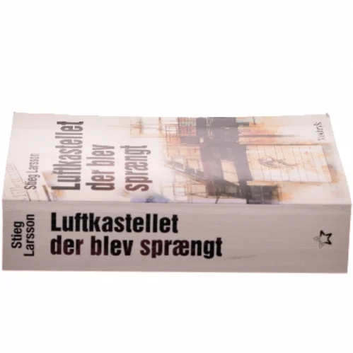 Luftkastellet Der Blev Spraengt (af Stieg Larsson) [Imported] [Paperback] (Danish) (Millennium, 3. Bind) af Stieg Larsson (Bog)