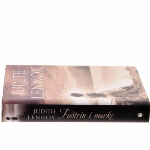 Fodtrin i mørke af Judith Lennox (Bog)