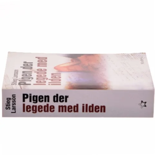 Pigen Der Legede Med Ilden (Millennium, 2. Bind) af Stieg Larsson (Bog)