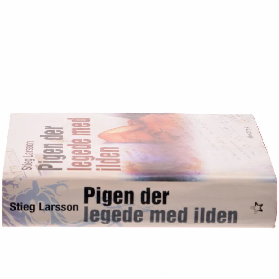 Pigen Der Legede Med Ilden af Larsson, Stieg (Bog)