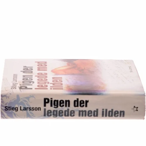 Pigen Der Legede Med Ilden af Larsson, Stieg (Bog)