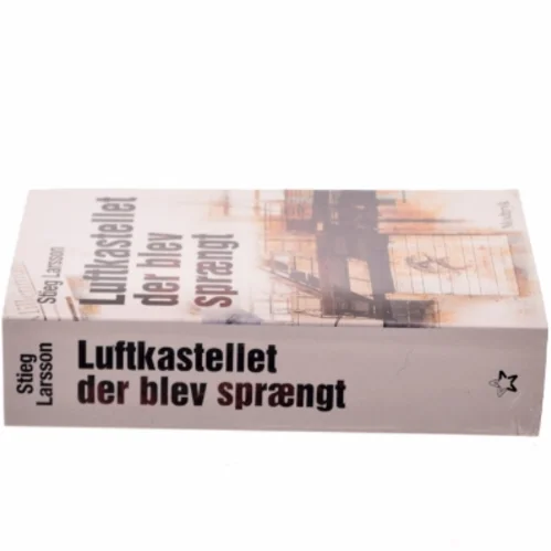 Luftkastellet Der Blev Spraengt (af Stieg Larsson) [Imported] [Paperback] (Danish) (Millennium, 3. Bind) af Stieg Larsson (Bog)