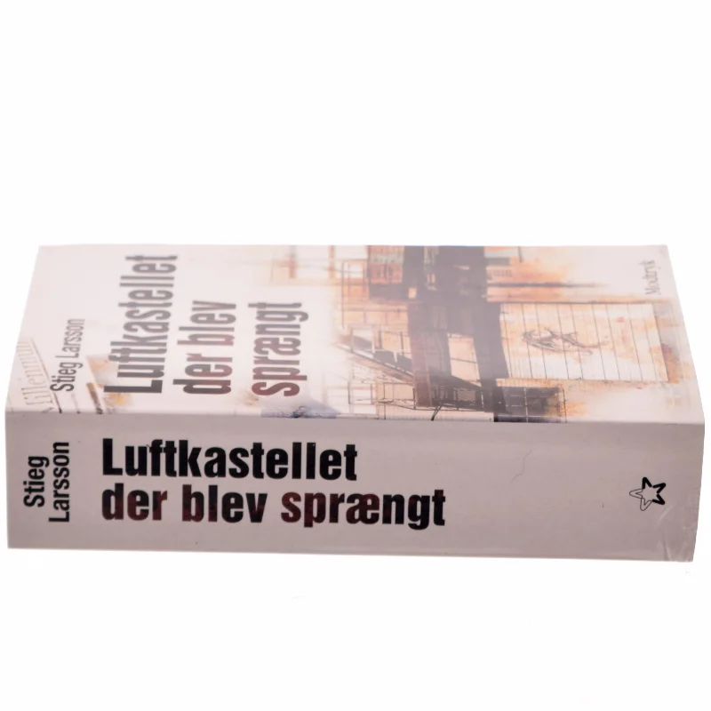 Luftkastellet Der Blev Spraengt (af Stieg Larsson) [Imported] [Paperback] (Danish) (Millennium, 3. Bind) af Stieg Larsson (Bog)