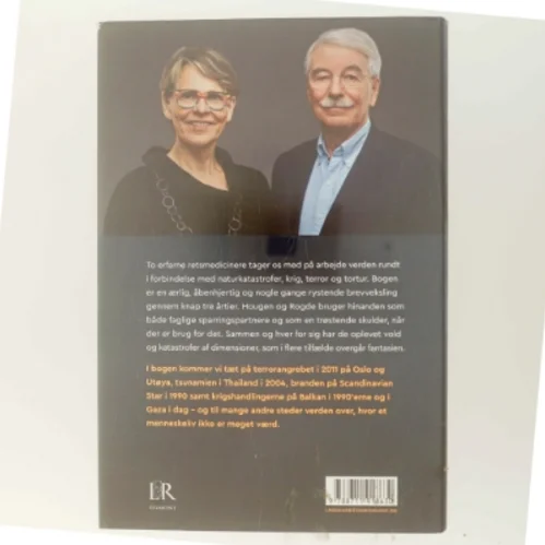 Med døden på arbejde : to retsmedicinere om krig, katastrofer, terror og tortur af Hans Petter Hougen (Bog)