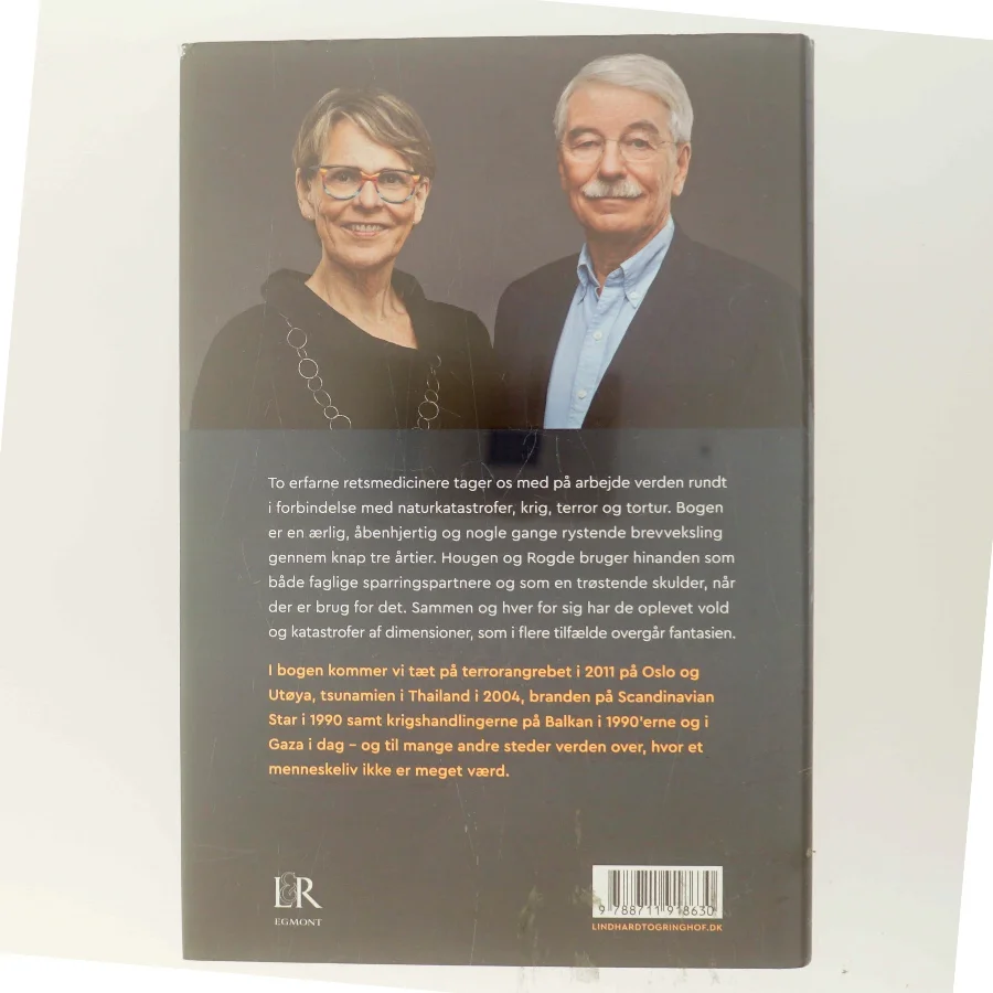 Med døden på arbejde : to retsmedicinere om krig, katastrofer, terror og tortur af Hans Petter Hougen (Bog)