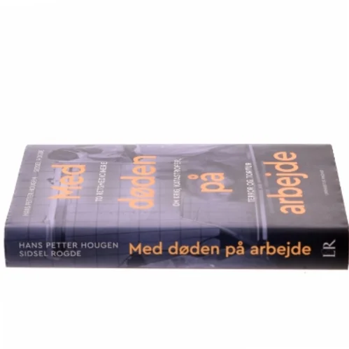 Med døden på arbejde : to retsmedicinere om krig, katastrofer, terror og tortur af Hans Petter Hougen (Bog)