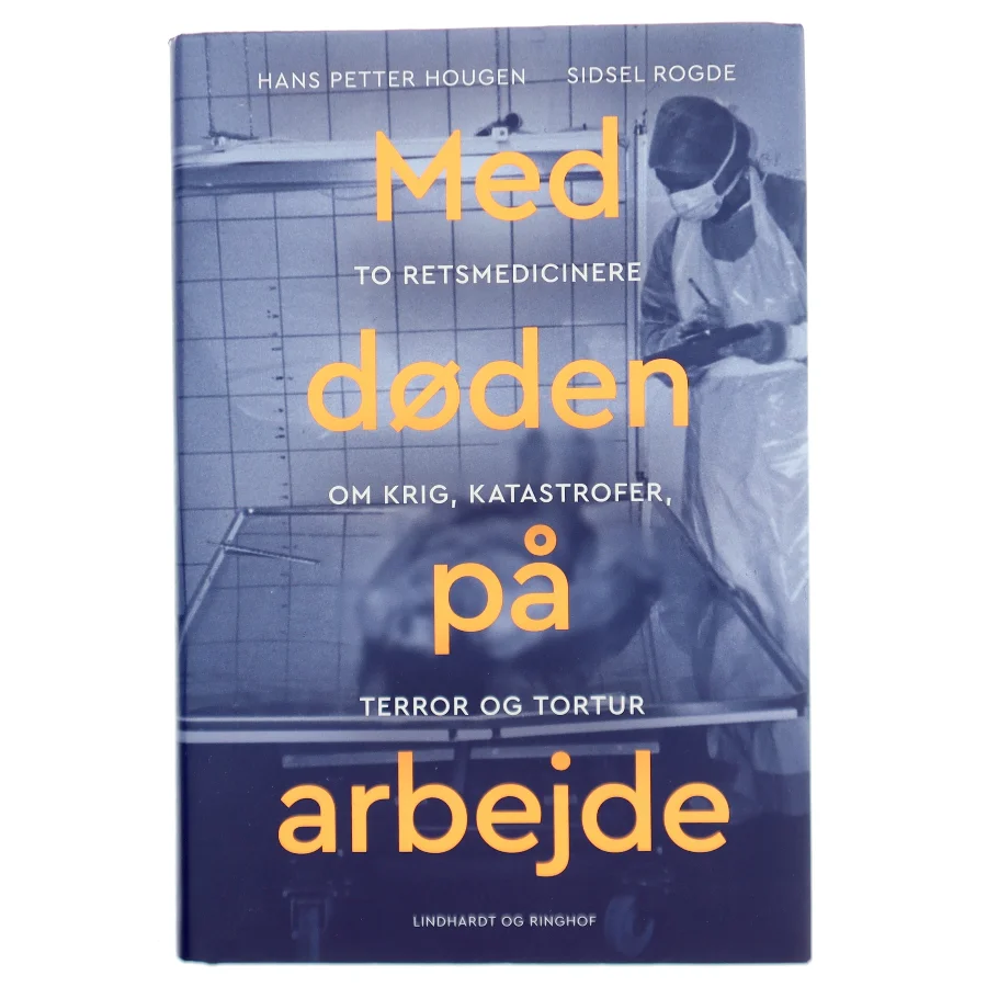 Med døden på arbejde : to retsmedicinere om krig, katastrofer, terror og tortur af Hans Petter Hougen (Bog)