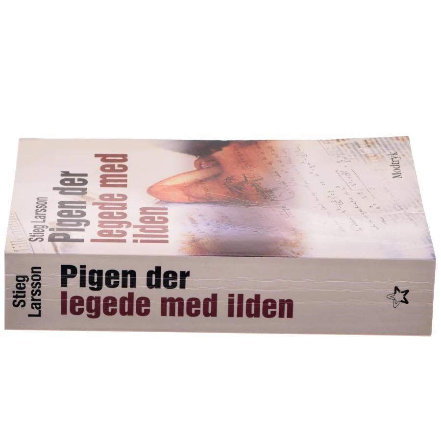 Pigen Der Legede Med Ilden (Millennium, 2. Bind) af Stieg Larsson (Bog)