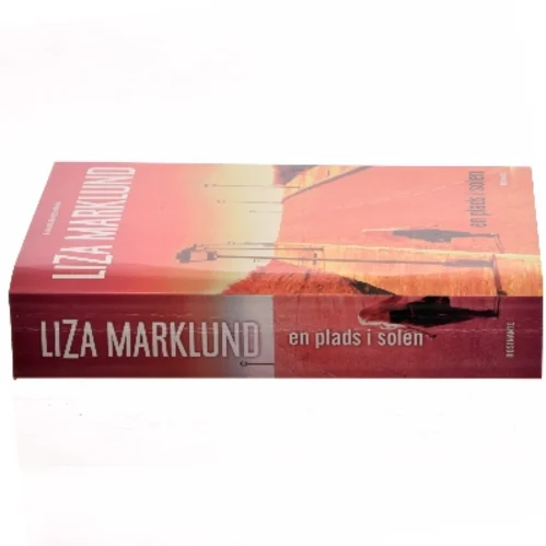 En Plads I Solen af Liza Marklund (Bog)