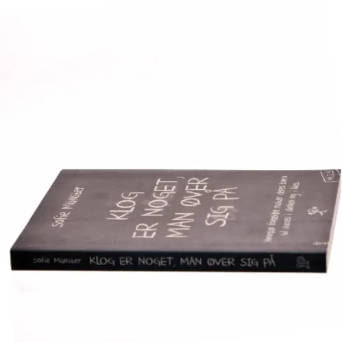 Klog er noget man øver sig på : Hvordan forældre ruster deres børn til succes i skolen og livet af Sofie Münster (Bog)