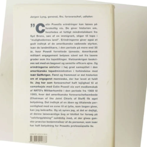 En streg i sandet : fra storbydreng til forsvarschef : en selvbiografi (Bog)