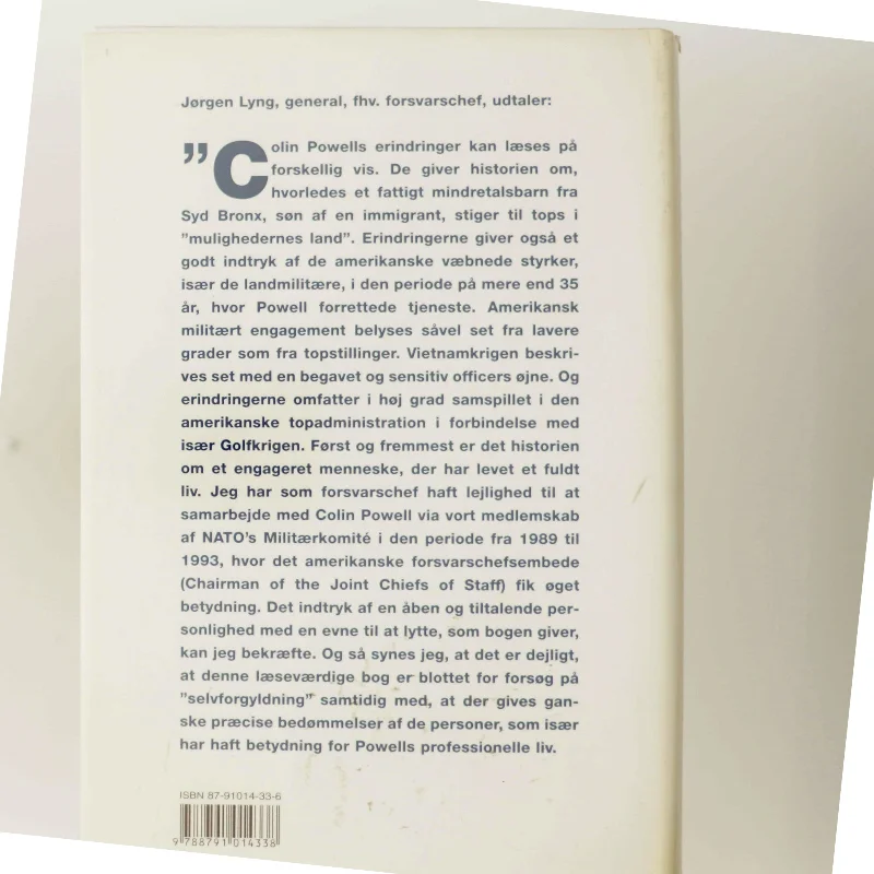 En streg i sandet : fra storbydreng til forsvarschef : en selvbiografi (Bog)