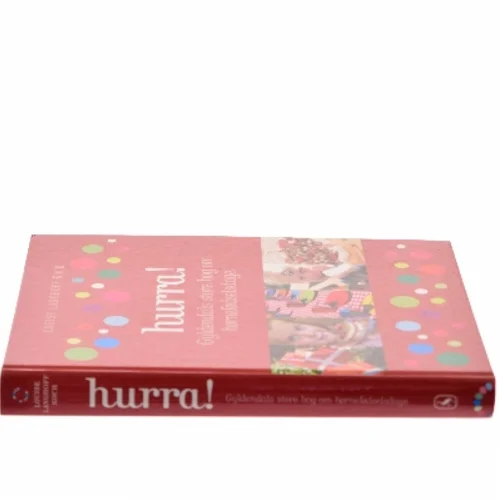Hurra! : Gyldendals store bog om børnefødselsdage af Louise Langhoff Koch (Bog)