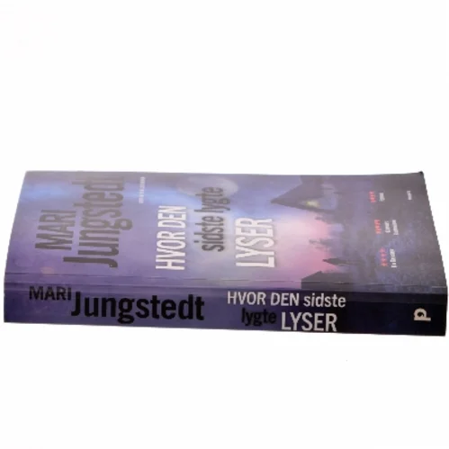 Hvor den sidste lygte lyser : kriminalroman af Mari Jungstedt (Bog)