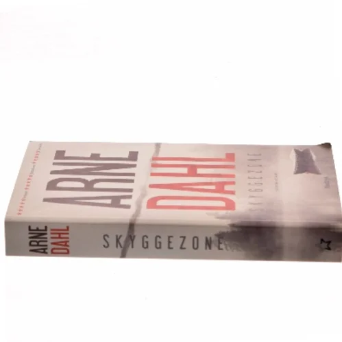 Skyggezone : kriminalroman af Arne Dahl (f. 1963) (Bog)