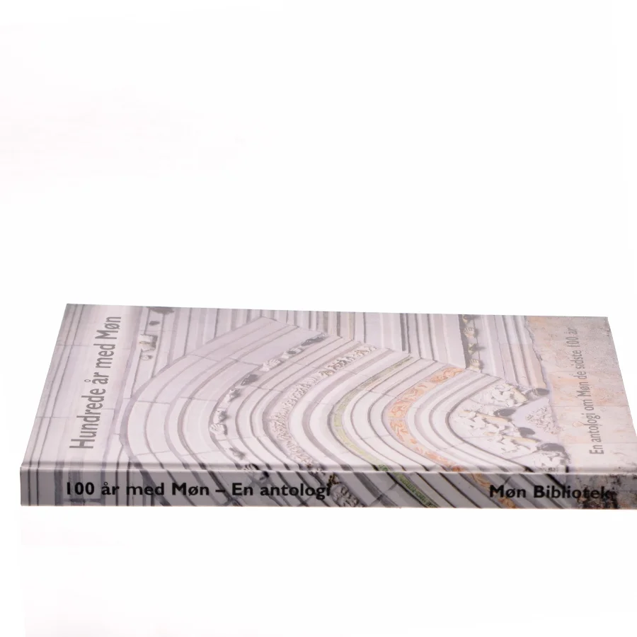 Hundrede år med Møn af <Bog ikke angivet> (Bog)