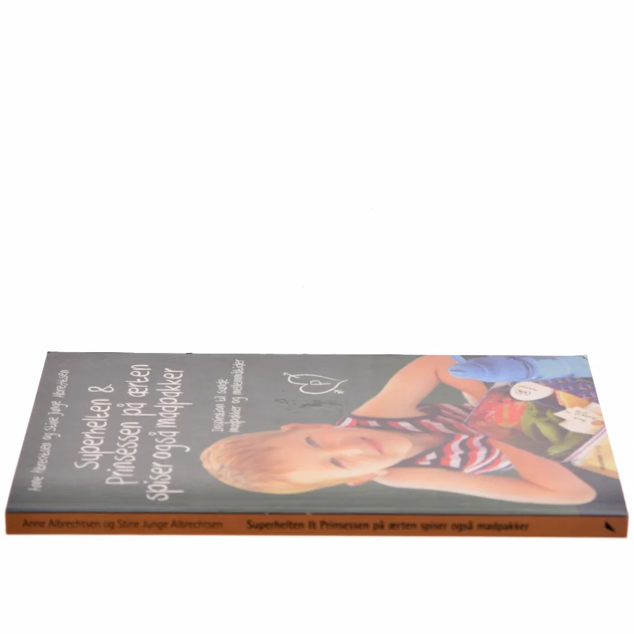 Superhelten & prinsessen på ærten spiser også madpakker af Anne Albrechtsen, Stine Junge Albrechtsen (Bog)