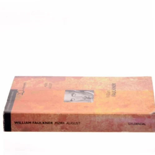 Mørk August af William Faulkner (Bog)