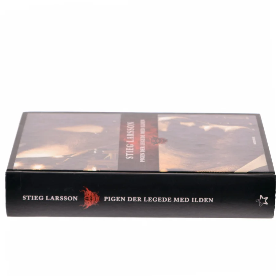 Pigen der legede med ilden af Stieg Larsson (Bog)