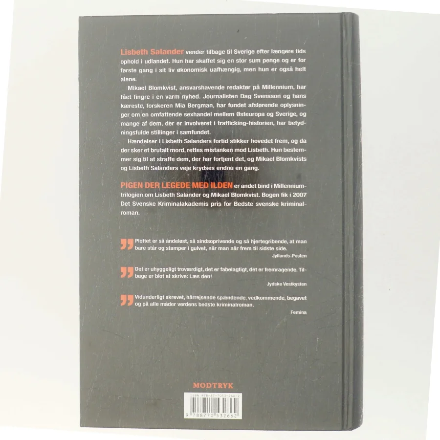 Pigen der legede med ilden af Stieg Larsson (Bog)