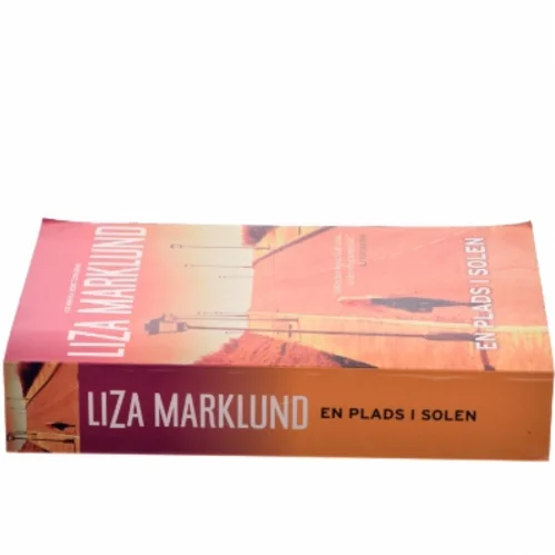 En plads i solen : krimi af Liza Marklund (Bog)