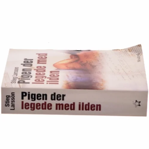 Pigen Der Legede Med Ilden (Millennium, 2. Bind) af Stieg Larsson (Bog)