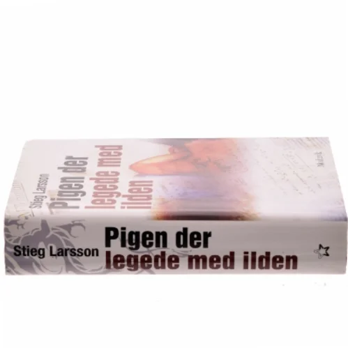Pigen Der Legede Med Ilden af Larsson, Stieg (Bog)