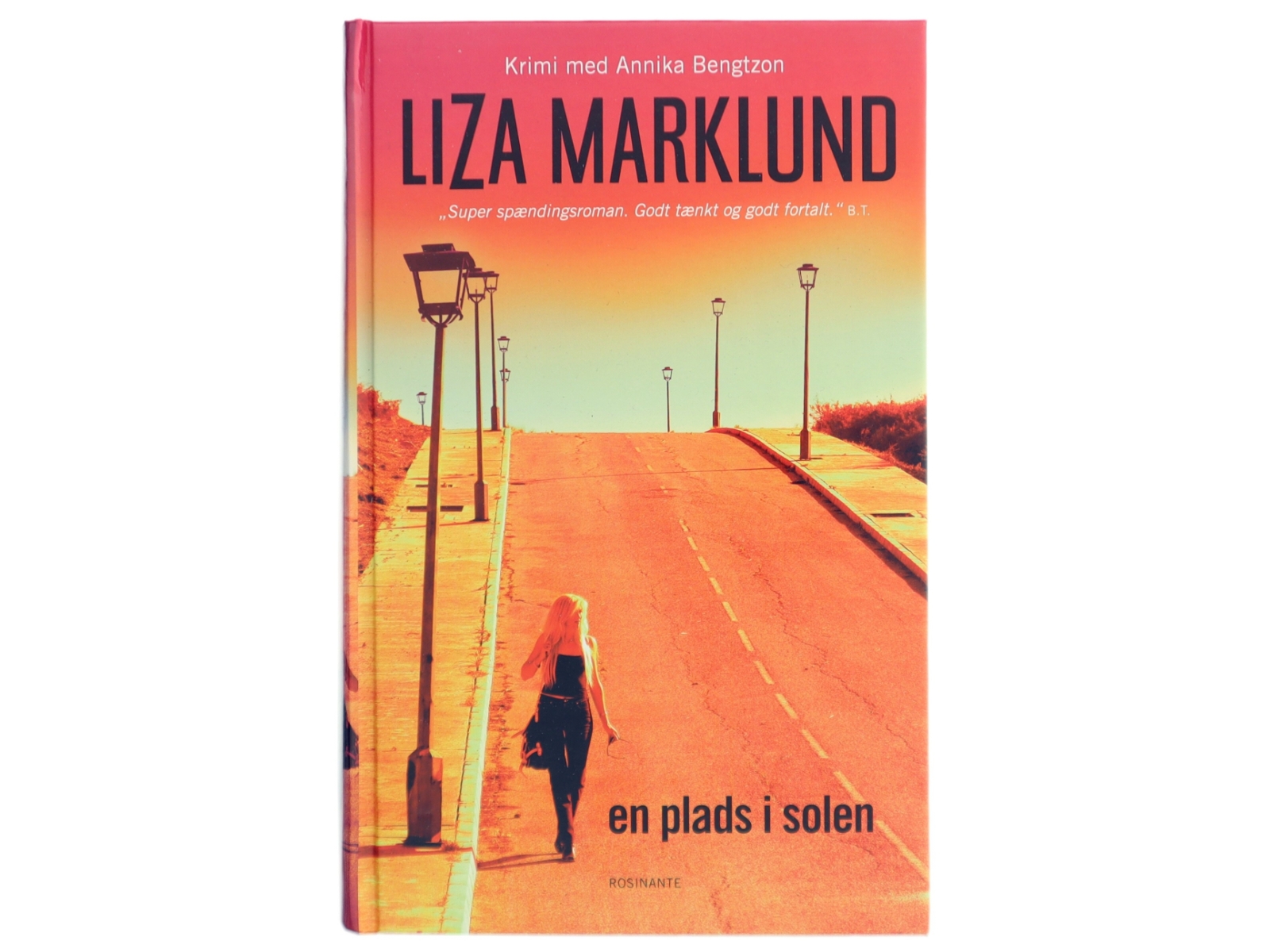 En plads i solen : krimi af Liza Marklund (Bog)
